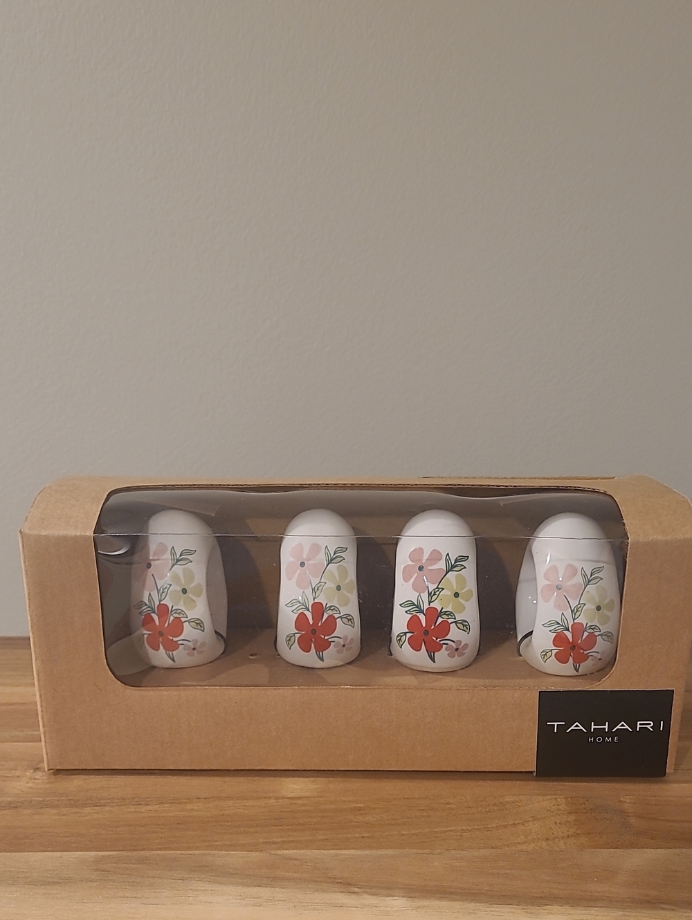 ❤️ NWT Tahari Home White Ceramic Floral Napkin Ring Set